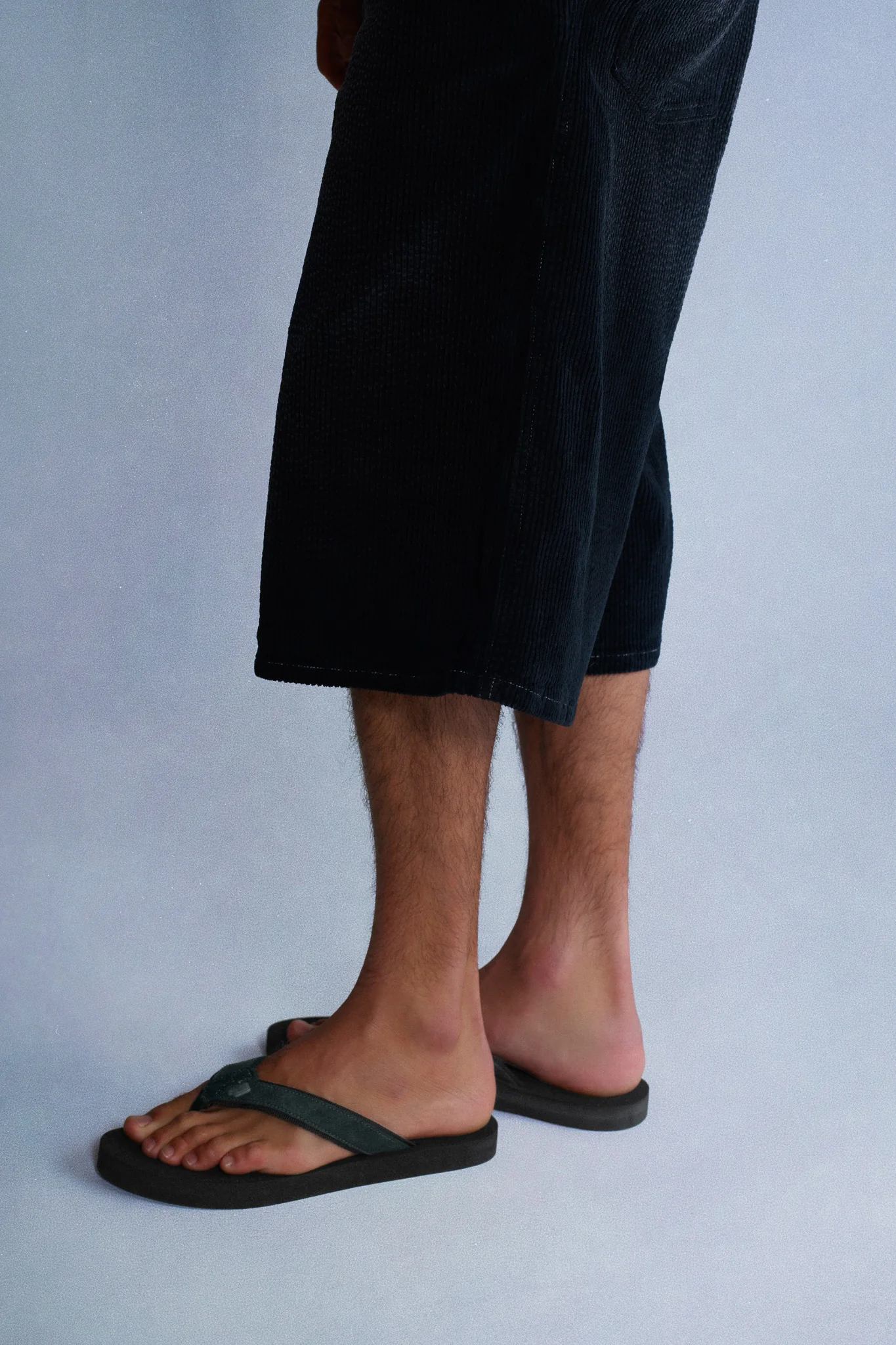 black flip flops - Image 4